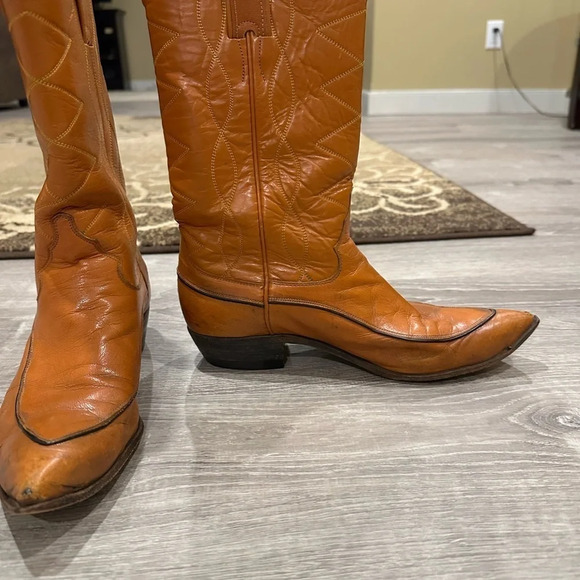 Justin women’s cowboy boots stylized and pointy with a beautiful brass tone. 7.5 - Picture 5 of 7